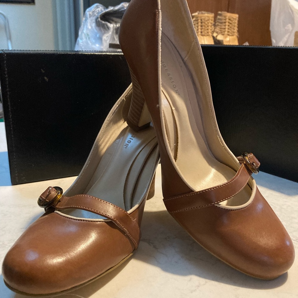 Expression. MaryJanes. Vegan leather in coffee & cream  3.5” heel. Size 8